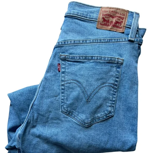 Levi's High Waisted Mom Jeans In A Light Blue Wash Size 30 - Picture 5 of 13